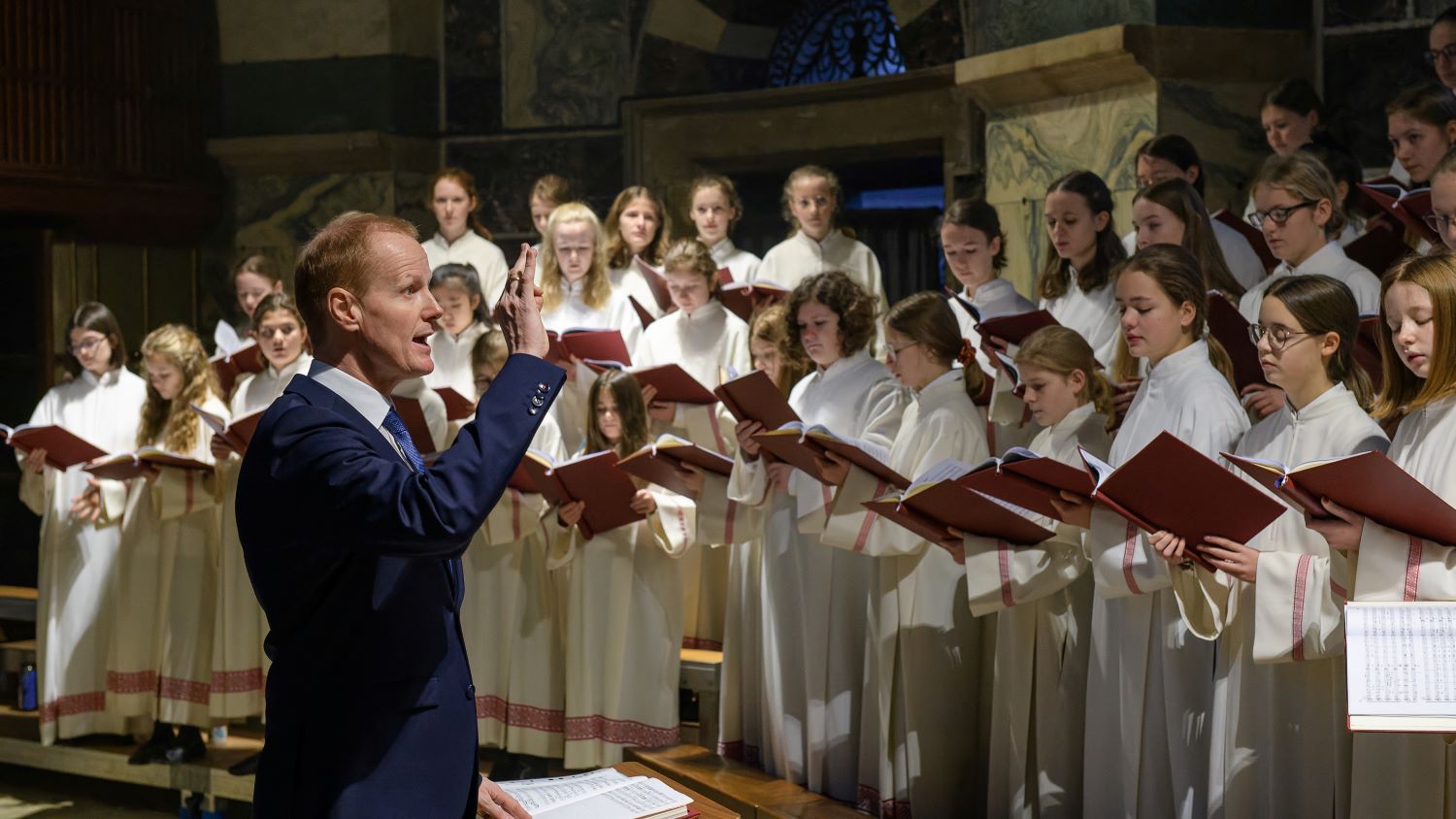 Aachener Dom. „Geistliche Musik des Mädchenchors zum Advent“.