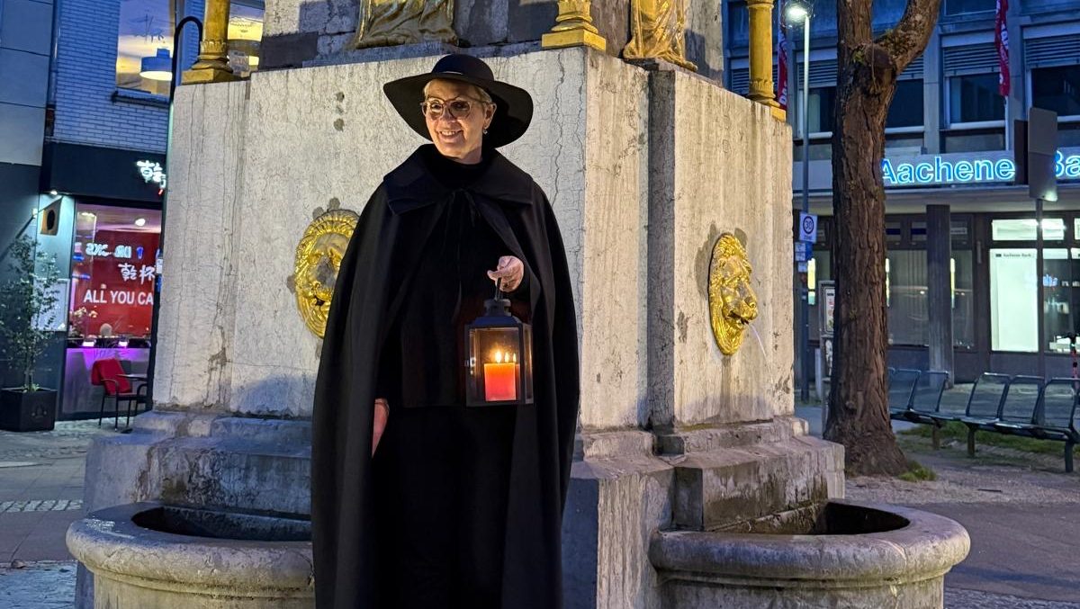 Nachtwaechterfuehrung durch die historische Altstadt von Aachen.