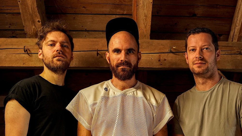 „LBT – TECHNO TRIO“. Techno auf Klavier, Kontrabass und Schlagzeug.