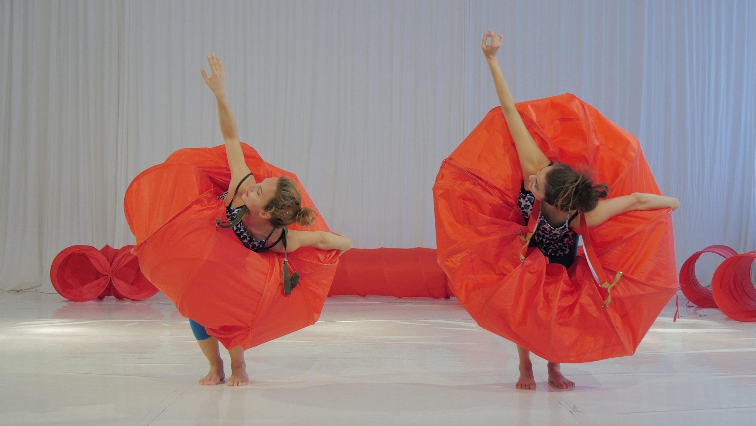 TanztheaterMobil. „Wovon Raupen träumen“. Für Kids ab 3 Jahren.